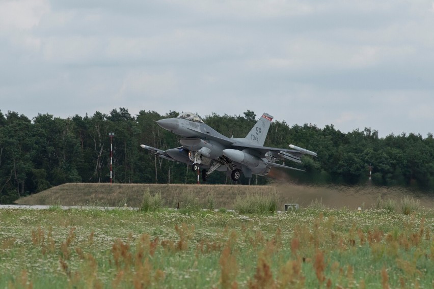 Trwają ćwiczenia polskich i amerykańskich F16 w 32 BLT w Łasku 