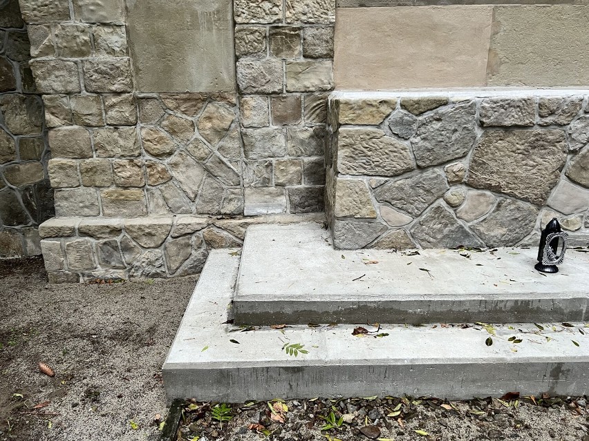 Prace konserwatorskie na cmentarzu wojennym w Osobnicy