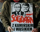 "Będziemy tutaj aż do skutku". Strajk głodowy opozycjonistów. Celem jest wypuszczenie z więzienia skazanych Kamińskiego i Wąsika 