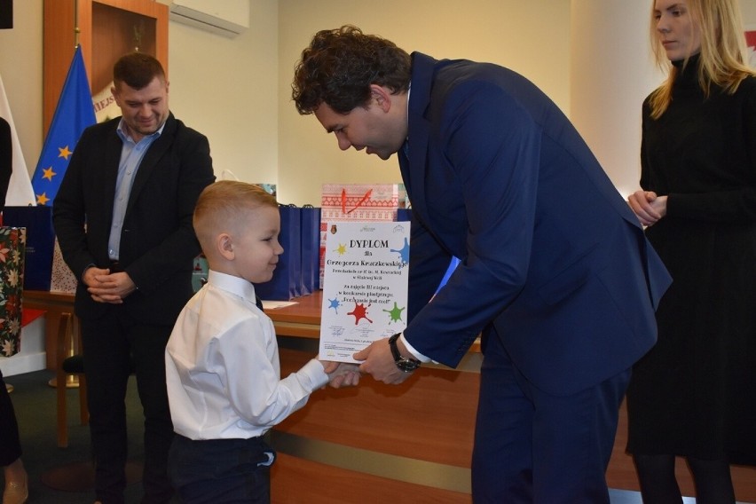 Stalowa Wola. Nagrody dla dzieciaków w konkursie plastycznym „Pomaganie jest cool”. Poznajcie laureatów. Zobaczcie zdjęcia