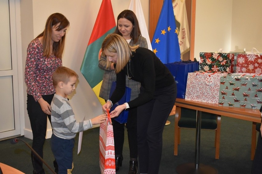 Stalowa Wola. Nagrody dla dzieciaków w konkursie plastycznym „Pomaganie jest cool”. Poznajcie laureatów. Zobaczcie zdjęcia