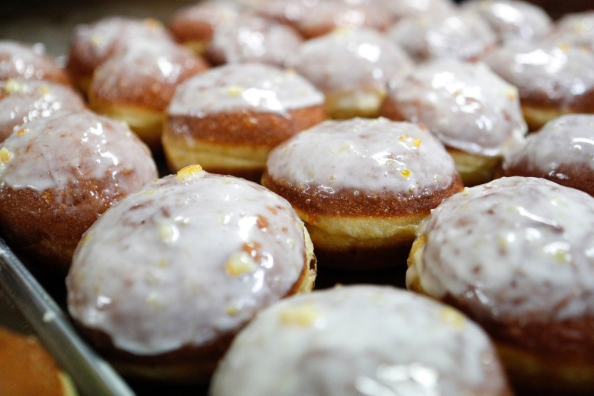 W czasach Monatowej pączki polewano lukrem określanym jako pomada