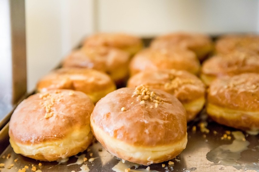 Monatowa polecała nadziewać pączki konfiturą z róży, wiśni...