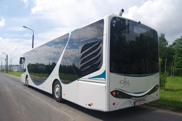 Autobus wyprodukowany został w ubiegłym roku przez firmę AMZ...