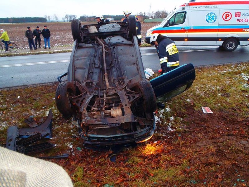Wypadek w Studźcach. 82-letni kierowca trafił do szpitala, jego stan jest poważny 