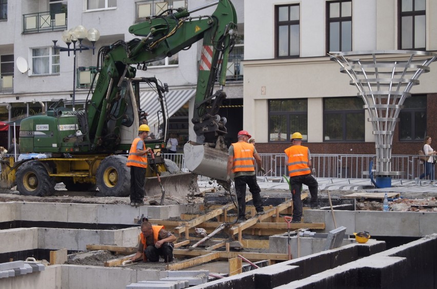 Remont ul. Krakowskiej. Prace przy fontannie naprzeciw...