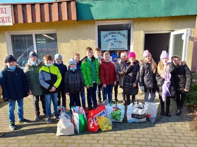 Uczniowie szkoły społecznej ze Szczecinka podzielili się żywnością