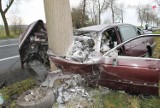 Wypadek w Kłobucku. Kierowca bmw uderzył w drzewo ZDJĘCIA