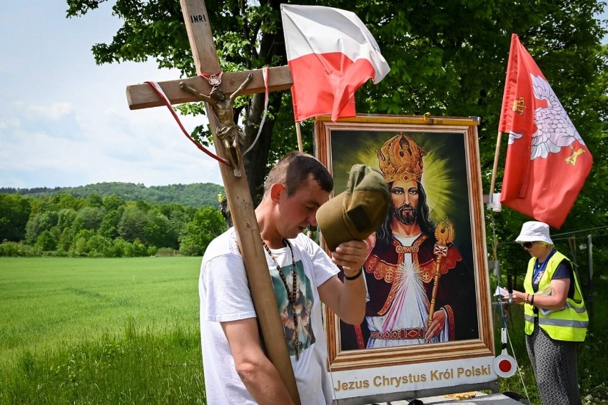 Pielgrzymka z Chrystusem Królem przemierza okolice Wałbrzycha. Zobaczcie zdjęcia!