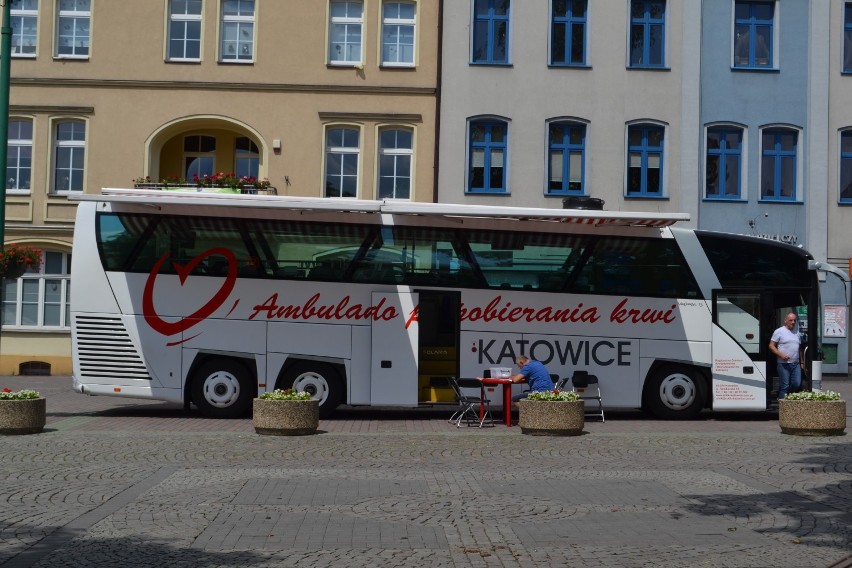 Chcesz oddać krew? Możesz to zrobić na lublinieckim Rynku. Od rana stoi tu specjalny ambulans [ZDJĘCIA]