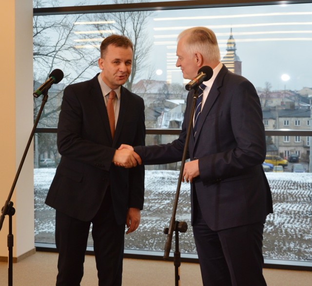 Jarosław Gowin, Wiceprezes Rady Ministrów, Minister Nauki i Szkolnictwa Wyższego, w czwartek, 13 grudnia, odwiedził Piotrków i zwiedzał nową siedzibę Miejskiej Biblioteki Publicznej, czyli mediatekę.