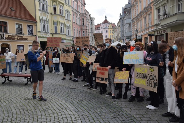 Akcja "Zielona Góra dla sprawiedliwości klimatycznej" została zorganizowana 25 września 2020 roku. Młodzi mają dość bezczynności władz.