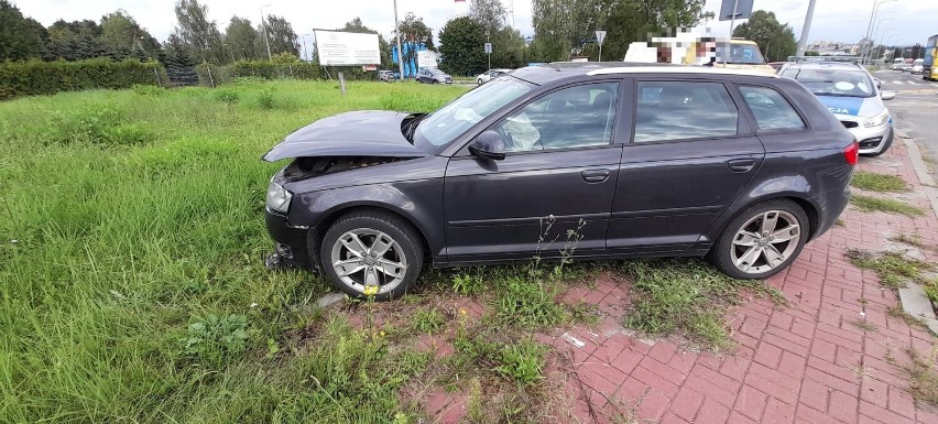Zderzenie dwóch samochodów w Kielcach. Jeden z kierowców uciekł z miejsca zdarzenia. Zobacz zdjęcia