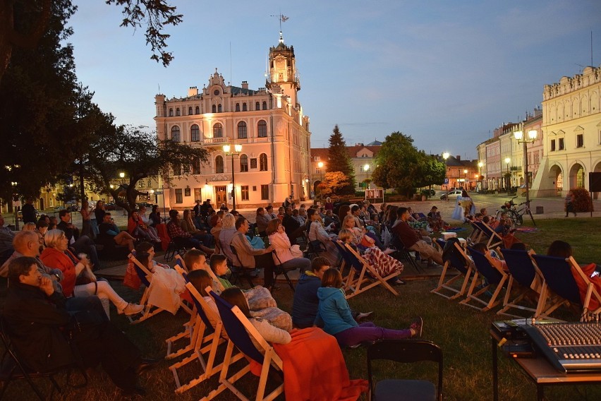 KINO POD GWIAZDAMI
Piątki, godz. 21
Skwer Kultury – Rynek...