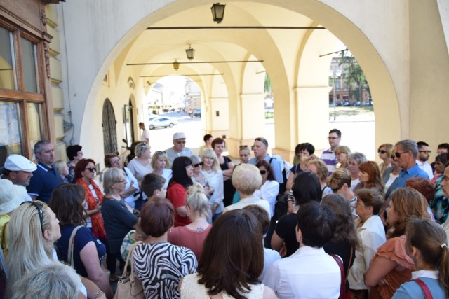 NIEDZIELNE SPACERKI PO JAROSŁAWIU Z PRZEWODNIKIEM
Niedziele, godz. 15.00
Zbiorka: kamienica Attavantich (Rynek 5)

 14 lipca, 28 lipca i 11 sierpnia
„Nie zdradziła. Baśka Puzon niezłomna jarosławskiego harcerstwa”. Uczestnicy będą podążać śladami Czesławy Puzon ps. „Baśka”, harcerki zamordowanej przez gestapo. Historia życia dziewczyny będzie opowiadana przy miejscach pamięci. Przypomniana zostanie także historia jarosławskiego harcerstwa.