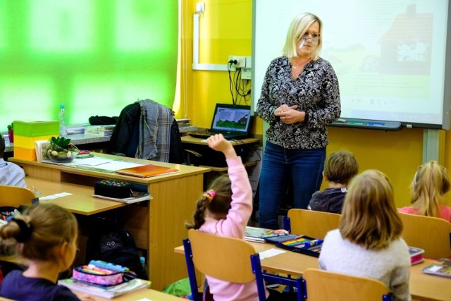 Top najlepszych Szkół Podstawowych w Łodzi. Portal Waszaedukacja.pl po raz kolejny przygotował ranking najlepszych Szkół Podstawowych w 18 największych polskich miastach. Zestawienie przygotowano na podstawie wyników ubiegłorocznego egzaminu ósmoklasistów oraz osiągnięć uczniów w olimpiadach. Która z łódzkich szkół jest najlepsza?