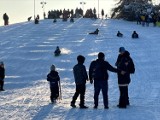Kraków. Park Jordana w zimowej szacie przyciągnął tłumy entuzjastów śnieżnych zabaw