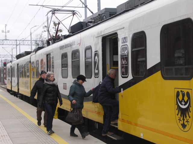 Pierwsi pasażerowie wsiadają do pociągu odjeżdżającego w kierunku Wrocławia