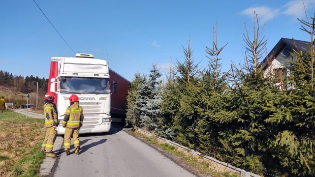 Samochód ciężarowy wypadł z drogi