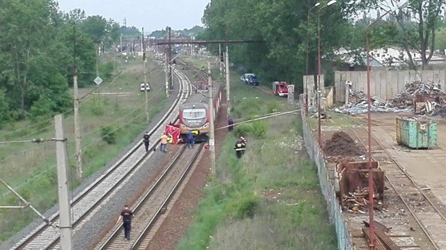 Do tragicznego potrącenia na torach w Nowej Soli doszło w środę, 9 maja, około godziny 11. Pociąg osobowy relacji Wrocław - Zielona Góra potrącił mężczyznę, który przechodził przez tory w miejscu niedozwolonym. Możliwe, że było to samobójstwo. 

Pociag relacji Wrocław-Zielona Góra śmiertelnie potrącił mężczyznę na torach w Nowej Soli. Strażacy na miejsce wypadku zostali wezwani ok. godz. 10.50 i od razu przystąpili do akcji ratunkowej. Niestety, przybyły na miejsce lakarz stwierdził zgon. Na miejsce przyjechał też prokurator i policjanci, którzy mają ustalić dokładny przebieg zdarzenia. - Wiadomo, że mężczyzna przechodził przez tory w miejscu niedozwolonym. Wówczas został potrącony przez pociąg relacji Wrocław - Zielona Góra. Po tym zdarzeniu zatrzymano także pociąg relacji Szczecin - Przemyśl, który poruszał się po równoległym torze - relacjonuje Artur Wołoszyn z Komendy Regionalnej Straży Ochrony Kolei w Zielonej Górze.

Nieoficjalnie mówi się, że zmarły mężczyzna miał około 40 lat. Służby nie wykluczają, że było to samobójstwo. Utrudnienia w miejscu tragedii mogą potrwać do południa. Wiemy już, że pociąg relacji Szczecin - Przemyśl odjechał, zdjęto też taśmę wokół miejsca potrącenia mężczyzny. 

Zobacz też wideo: KRYMINALNY CZWARTEK - 3.05.2018 - Werbowali kobiety, zmuszali je do prostytucji. Uczynili sobie z tego stałe źródło dochodu. Zatrzymała ich lubuska policja


