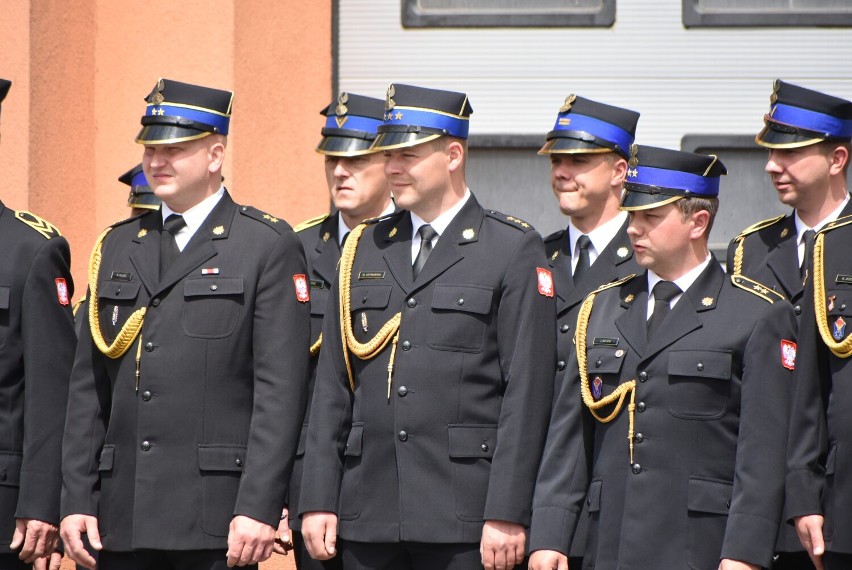 Powiatowy Dzień Strażaka w Sieradzu z udziałem ministra Marcina Przydacza. Były awanse, odznaczenia, święcenie aut ZDJĘCIA