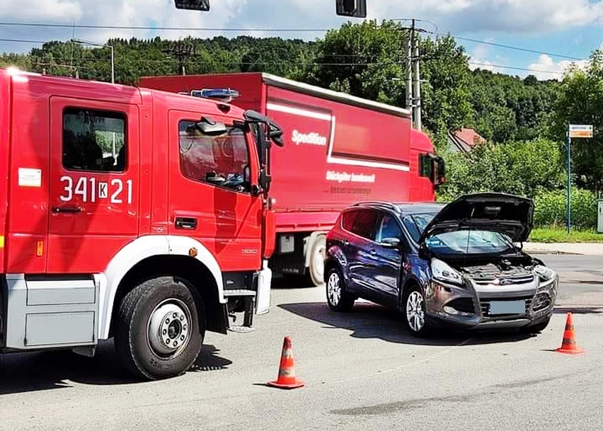 Zderzenie aut na skrzyżowaniu dwóch krajówek i drogi powiatowej. 15-latka w szpitalu