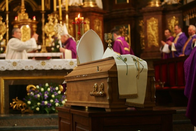 Uroczystości pogrzebowe w legnickiej katedrze