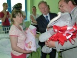 Pierwsze dziecko urodzone w nowym szpitalu obdarowane przez starostę i dyrektora