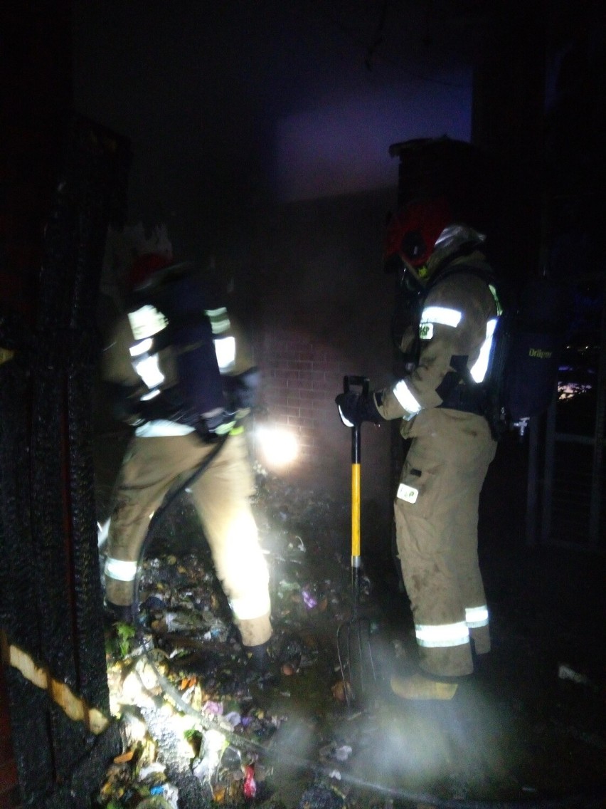 Pożar i nocna akcja straży na kieleckim osiedlu. W akcji 15 ratowników. Zobacz zdjęcia 