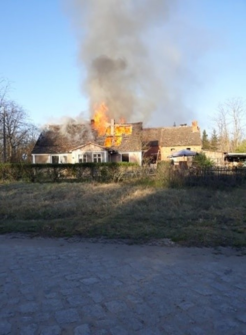 Pożar w dosłownie kilka chwil strawił stary budynek.