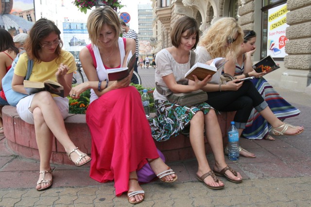 Łodzianie czytali na Piotrkowskiej w ramach akcji typu flash mob "Pokażmy, że jest nas wielu".