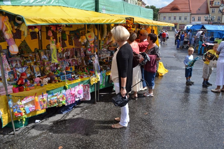 Na rynku znajdują się stragany