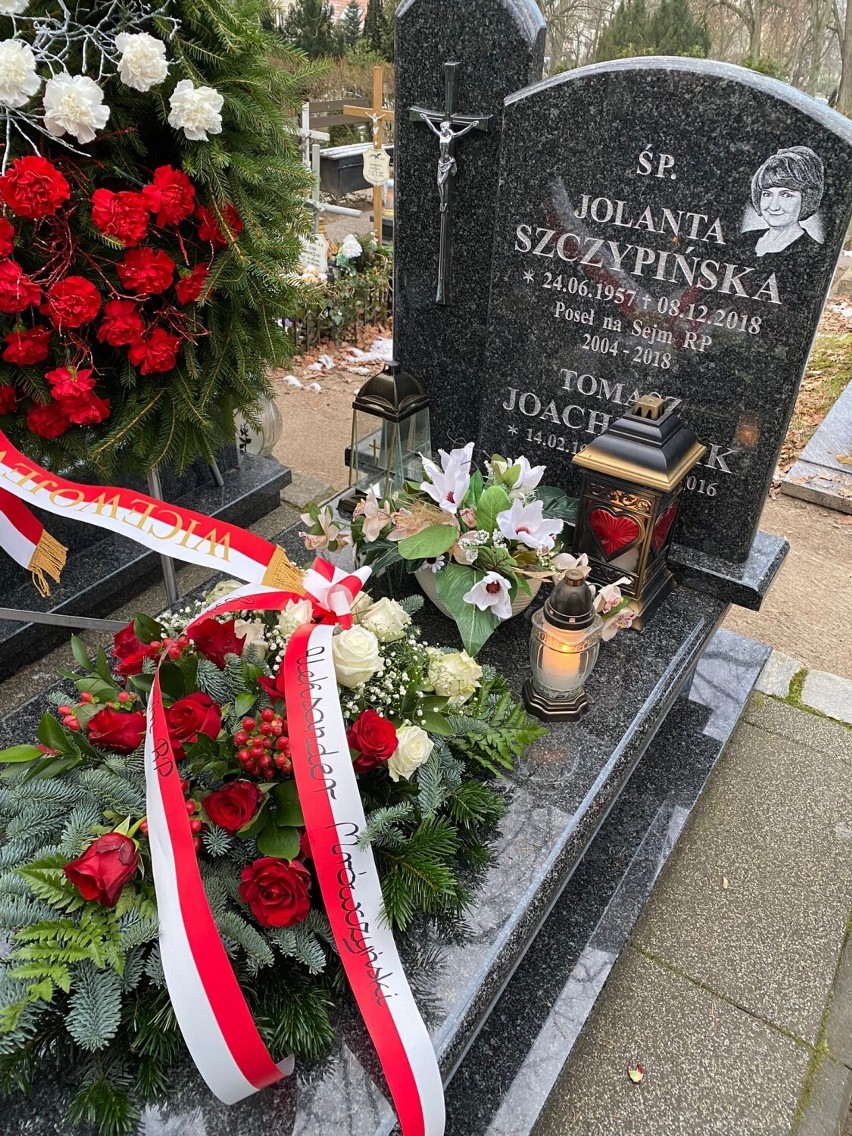 Trzecia rocznica śmierci Jolanty Szczypińskiej. Delegacja złożyła kwiaty na grobie posłanki