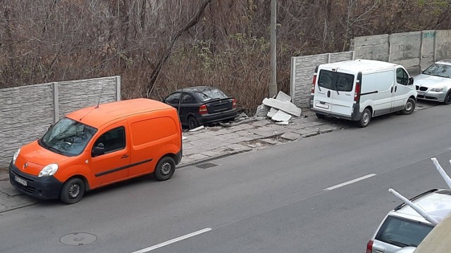 Opel wjechał w ogrodzenie jednej z posesji na terenie ulicy Tadeusza Mazowieckiego w Radomiu.