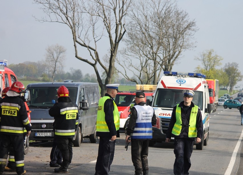 Wypadek maturzystów z "Kołłątaja" pod Bożacinem (DK 15). Krajówka była zablokowana [ZDJĘCIA i FILM]