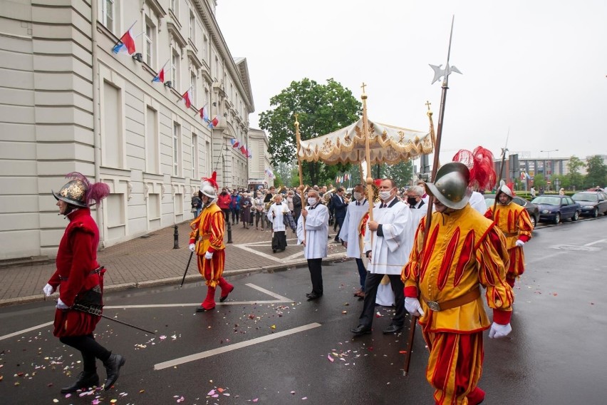 Procesje zorganizowane w parafii św. Andrzeja Boboli oraz w...