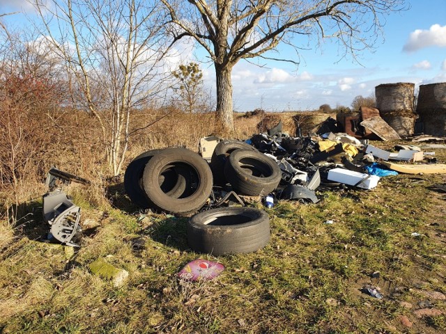 Dzikie wysypiska śmieci również na terenie gminy Kaźmierz wyrastają jak grzyby po deszczu
