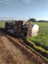 Kolizja drogowa w gminie Giby. Przewróciła się ciężarówka z mlekiem