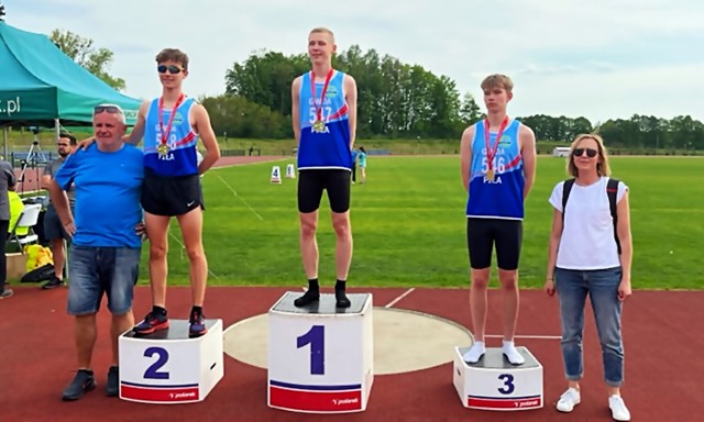Na podium biegu na  800 m U18  w zawodach w Szczecinku stanęli trzej lekkoatleci pilskiej Gwdy: Od lewej: Hubert Margowski, Franciszek Pawłowski i Jakub Kulpa.