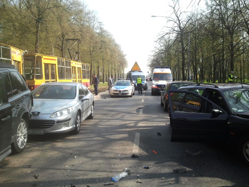 Zderzenie 4 samochodów i tramwaju na Konstantynowskiej w...