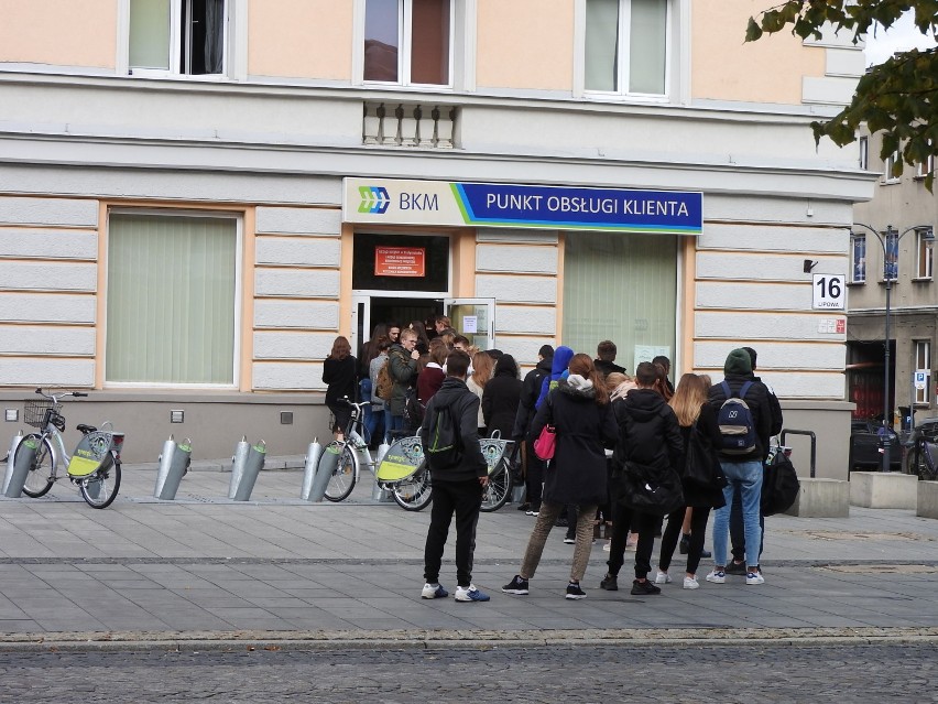 Kolejki po kartę miejską. Przy ulicy Lipowej tłumy studentów stoją w kolejce do punktu BKM