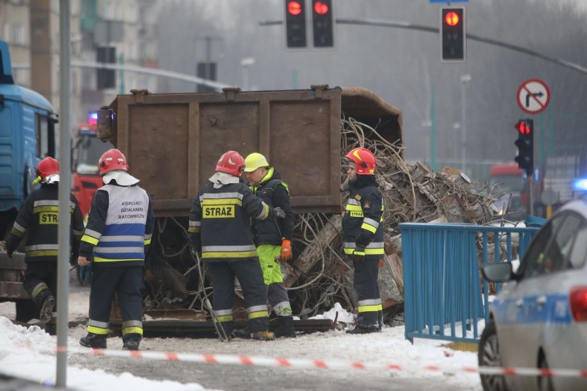 Wypadek na DTŚ w Świętochłowicach. Ciężarówka ze złomem przewróciła się na wiadukcie [ZDJĘCIA]