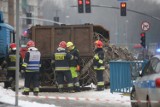 Wypadek na DTŚ w Świętochłowicach. Ciężarówka ze złomem przewróciła się na wiadukcie [ZDJĘCIA]