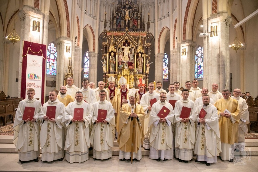 Święcenia kapłańskie w Archidiecezji Łódzkiej. Czterech nowych księży pochodzi z Ziemi Tomaszowskiej [ZDJĘCIA]