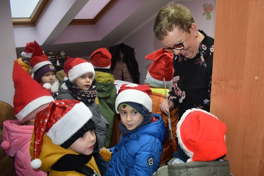 W Skępe w mikołajki przedszkolaki z policjantami wręczali niezwykłe prezenty [zdjęcia]