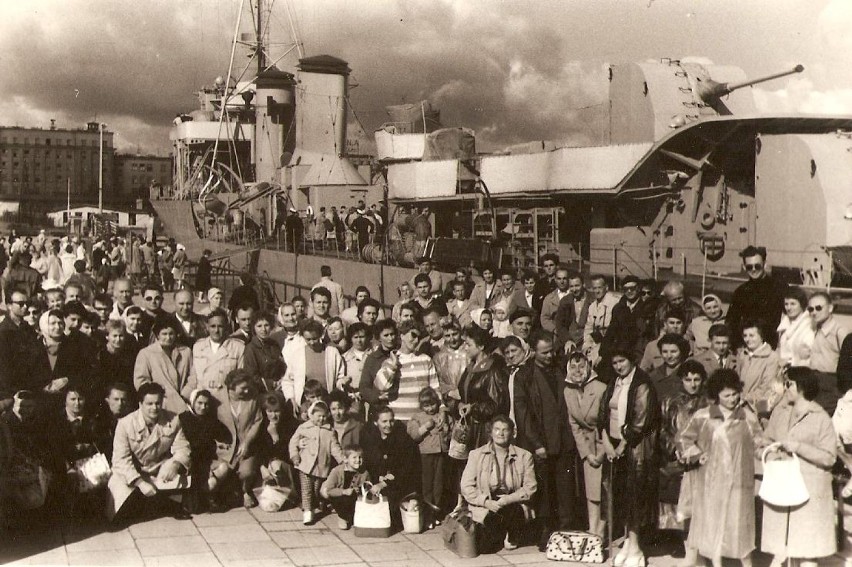 Wrzesień 1961r. - Skwer Kościuszki w Gdyni, przy okręcie-muzeum ORP 'Burza"