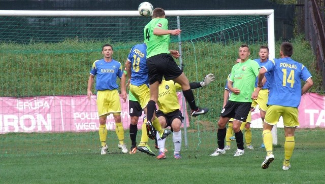 Radosław Górka strzela na bramkę Popradu w meczu rozegranym w Libiążu w ramach III ligi małopolsko-świętokrzyskiej, w którym miejscowa Janina pokonała Poprad Muszyna 2:1.