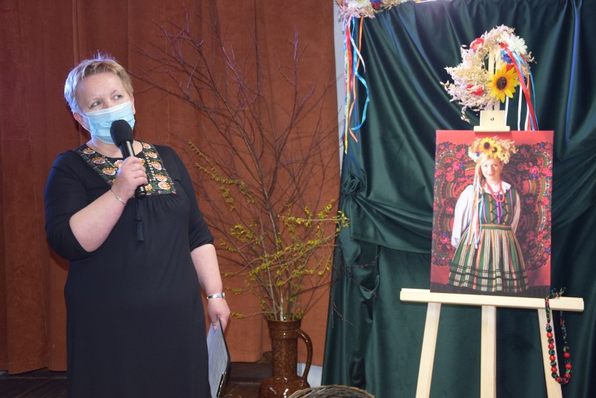 Z okazji Dnia Kobiet w Konopnicy otwarto niezwykłą wystawę Marzeny Hettich-Uryszek o kobietach ZDJĘCIA