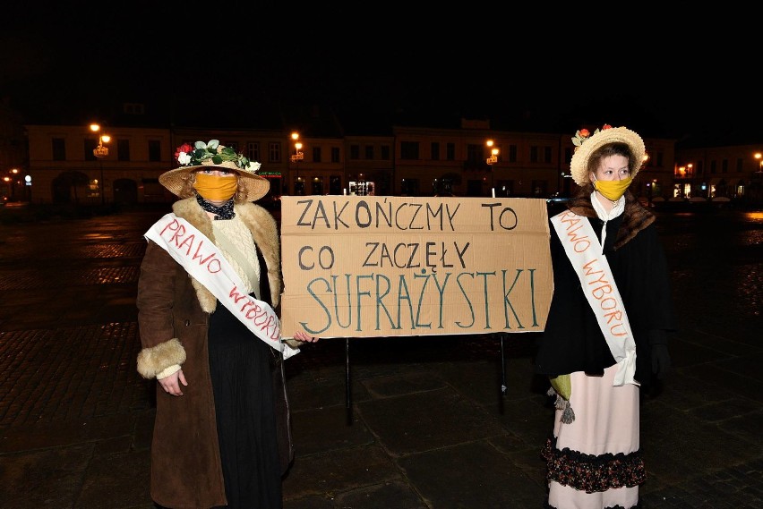 Nowy Sącz. Strajk kobiet w 102. rocznicę uzyskania praw wyborczych przez Polki [ZDJĘCIA]