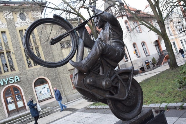 Pomnik Andrzeja Huszczy, żużlowej legendy Falubazu Zielona Góra.